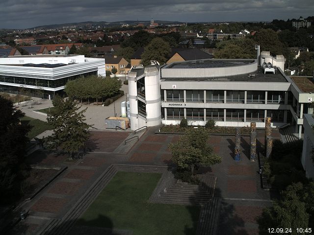 Foto der Webcam: Verwaltungsgebäude, Innenhof mit Audimax, Hörsaal-Gebäude 1