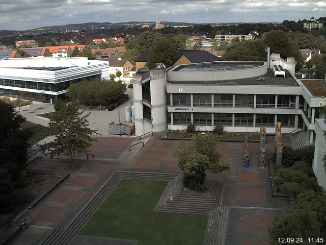 Foto der Webcam: Verwaltungsgebäude, Innenhof mit Audimax, Hörsaal-Gebäude 1