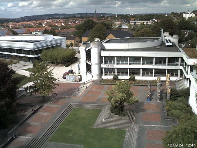 Foto der Webcam: Verwaltungsgebäude, Innenhof mit Audimax, Hörsaal-Gebäude 1