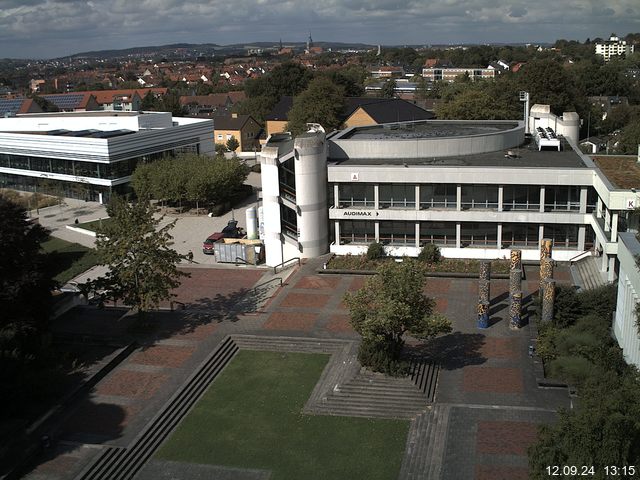 Foto der Webcam: Verwaltungsgebäude, Innenhof mit Audimax, Hörsaal-Gebäude 1