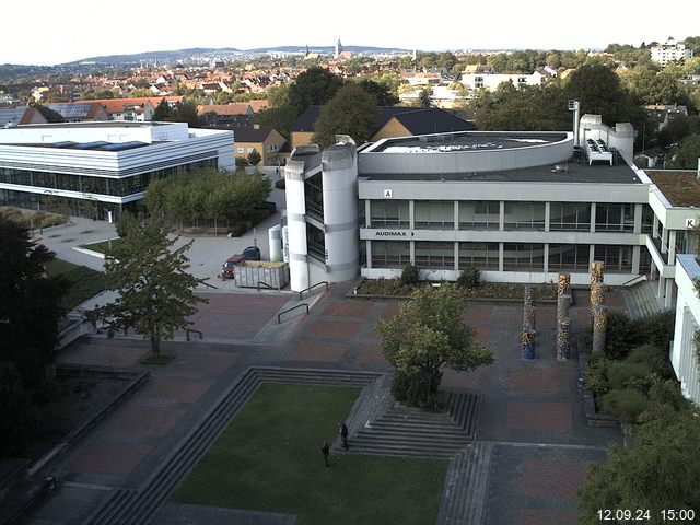 Foto der Webcam: Verwaltungsgebäude, Innenhof mit Audimax, Hörsaal-Gebäude 1