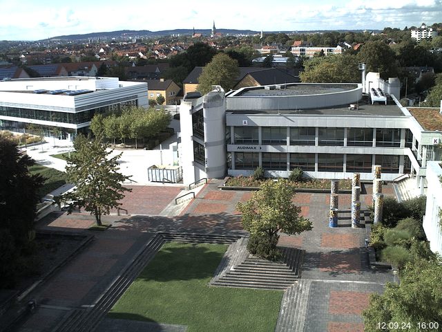 Foto der Webcam: Verwaltungsgebäude, Innenhof mit Audimax, Hörsaal-Gebäude 1