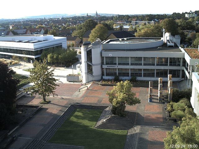 Foto der Webcam: Verwaltungsgebäude, Innenhof mit Audimax, Hörsaal-Gebäude 1