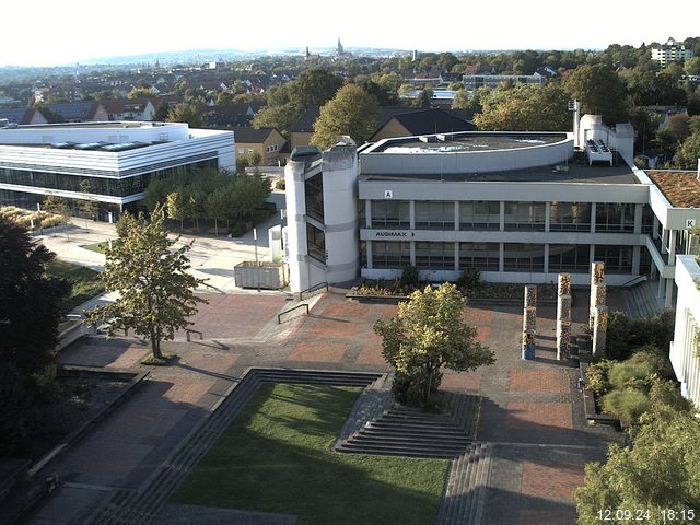 Foto der Webcam: Verwaltungsgebäude, Innenhof mit Audimax, Hörsaal-Gebäude 1