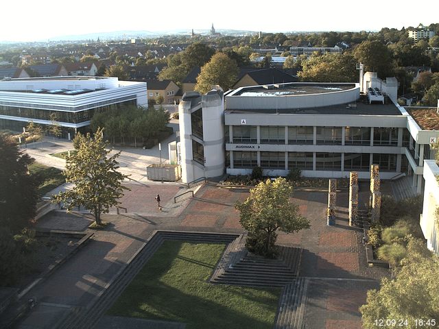 Foto der Webcam: Verwaltungsgebäude, Innenhof mit Audimax, Hörsaal-Gebäude 1