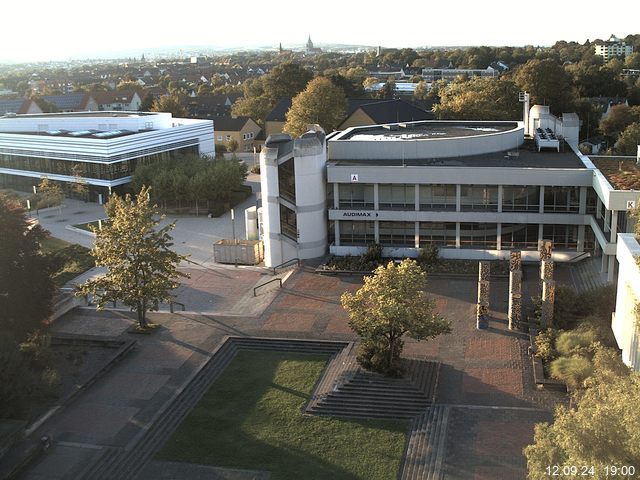 Foto der Webcam: Verwaltungsgebäude, Innenhof mit Audimax, Hörsaal-Gebäude 1