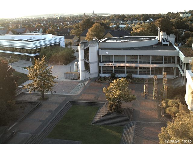 Foto der Webcam: Verwaltungsgebäude, Innenhof mit Audimax, Hörsaal-Gebäude 1