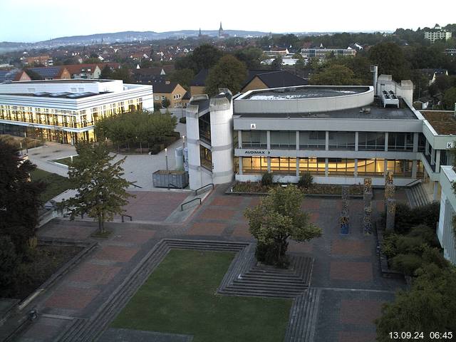 Foto der Webcam: Verwaltungsgebäude, Innenhof mit Audimax, Hörsaal-Gebäude 1