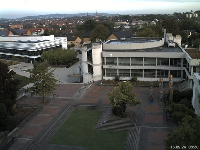 Foto der Webcam: Verwaltungsgebäude, Innenhof mit Audimax, Hörsaal-Gebäude 1