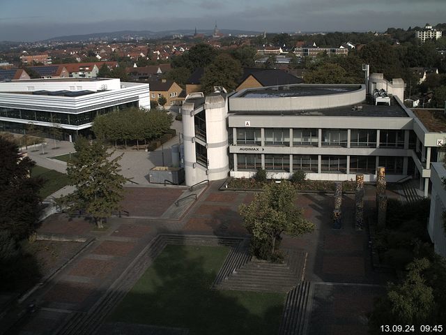 Foto der Webcam: Verwaltungsgebäude, Innenhof mit Audimax, Hörsaal-Gebäude 1