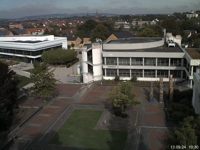 Foto der Webcam: Verwaltungsgebäude, Innenhof mit Audimax, Hörsaal-Gebäude 1