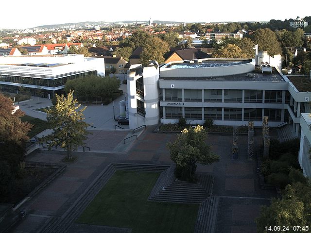 Foto der Webcam: Verwaltungsgebäude, Innenhof mit Audimax, Hörsaal-Gebäude 1