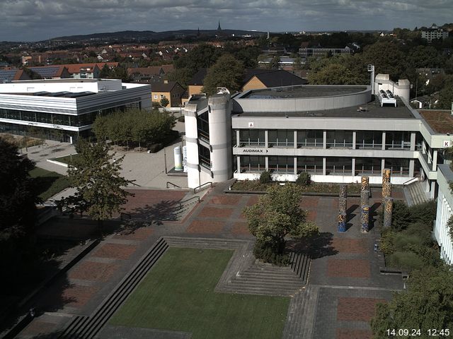 Foto der Webcam: Verwaltungsgebäude, Innenhof mit Audimax, Hörsaal-Gebäude 1