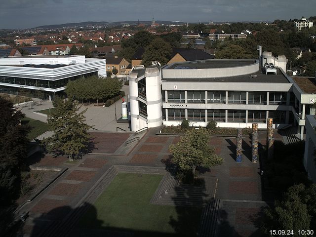 Foto der Webcam: Verwaltungsgebäude, Innenhof mit Audimax, Hörsaal-Gebäude 1