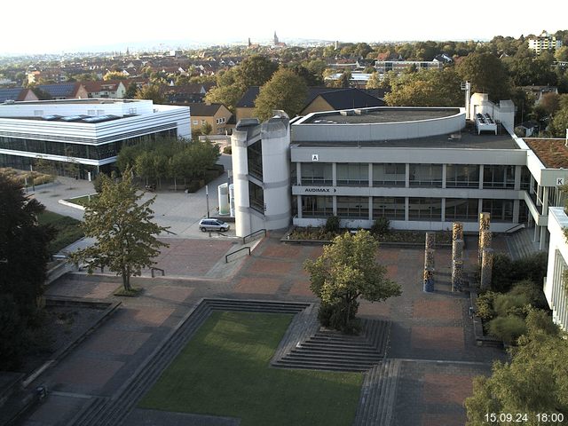 Foto der Webcam: Verwaltungsgebäude, Innenhof mit Audimax, Hörsaal-Gebäude 1