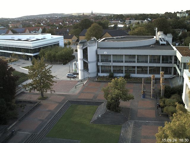 Foto der Webcam: Verwaltungsgebäude, Innenhof mit Audimax, Hörsaal-Gebäude 1