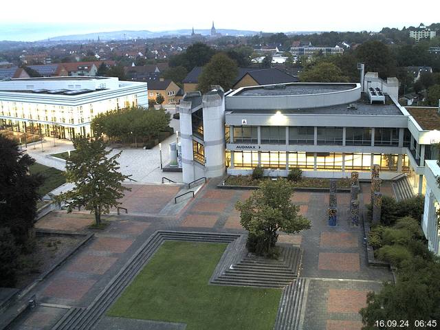 Foto der Webcam: Verwaltungsgebäude, Innenhof mit Audimax, Hörsaal-Gebäude 1