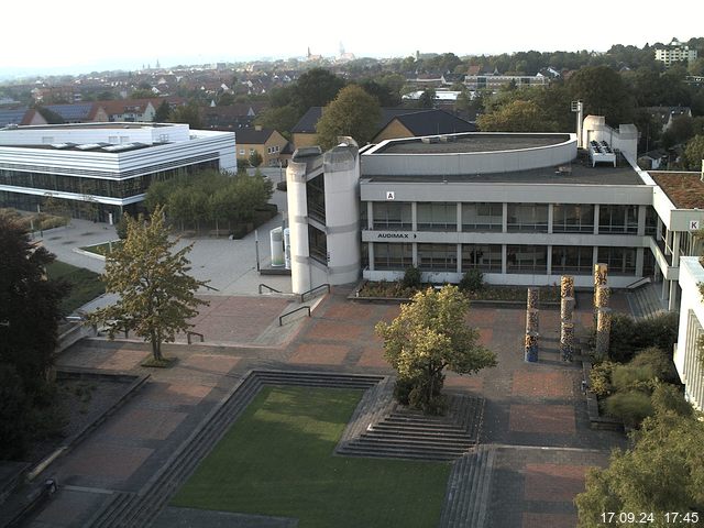 Foto der Webcam: Verwaltungsgebäude, Innenhof mit Audimax, Hörsaal-Gebäude 1