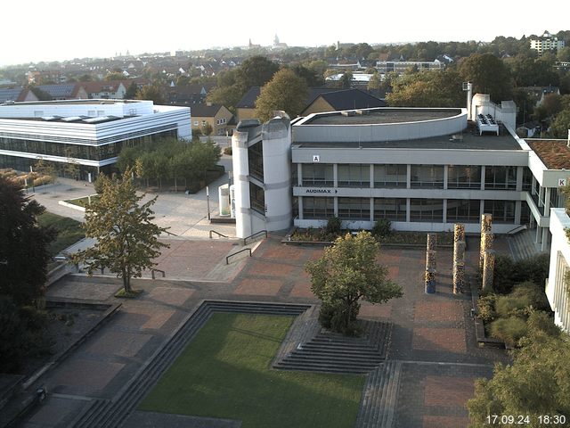 Foto der Webcam: Verwaltungsgebäude, Innenhof mit Audimax, Hörsaal-Gebäude 1