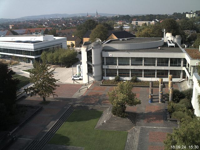 Foto der Webcam: Verwaltungsgebäude, Innenhof mit Audimax, Hörsaal-Gebäude 1