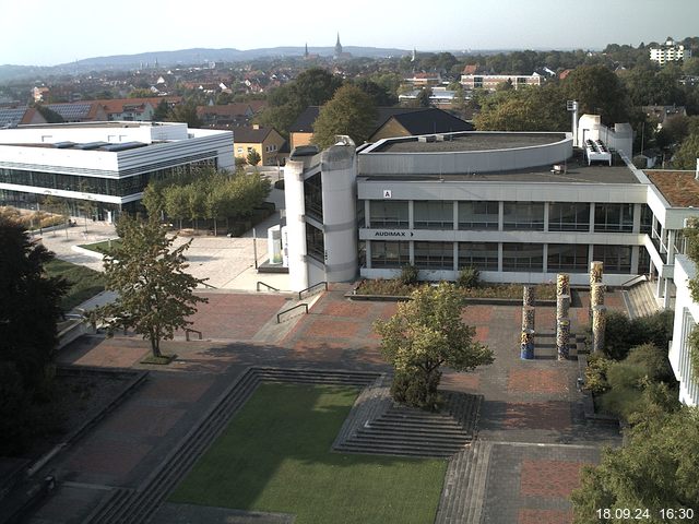 Foto der Webcam: Verwaltungsgebäude, Innenhof mit Audimax, Hörsaal-Gebäude 1