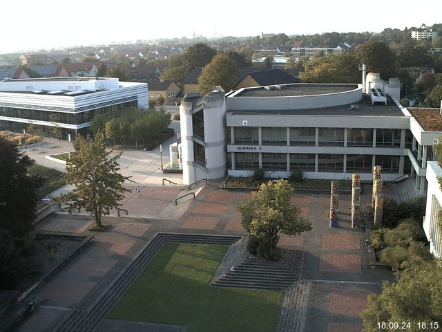 Foto der Webcam: Verwaltungsgebäude, Innenhof mit Audimax, Hörsaal-Gebäude 1