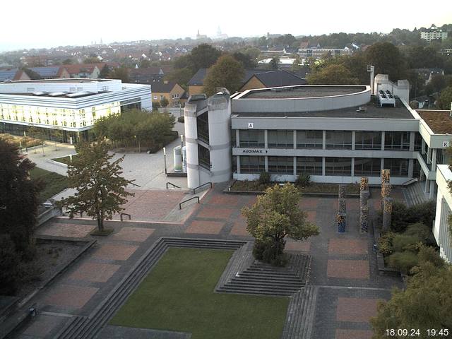 Foto der Webcam: Verwaltungsgebäude, Innenhof mit Audimax, Hörsaal-Gebäude 1