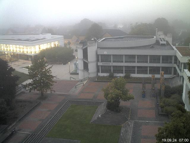 Foto der Webcam: Verwaltungsgebäude, Innenhof mit Audimax, Hörsaal-Gebäude 1