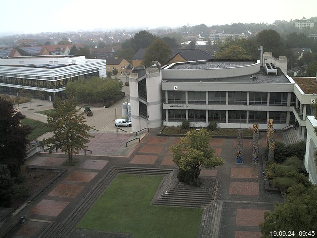 Foto der Webcam: Verwaltungsgebäude, Innenhof mit Audimax, Hörsaal-Gebäude 1