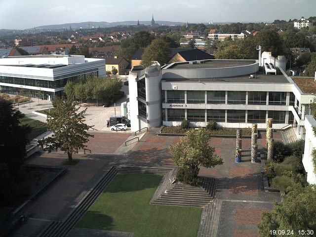 Foto der Webcam: Verwaltungsgebäude, Innenhof mit Audimax, Hörsaal-Gebäude 1