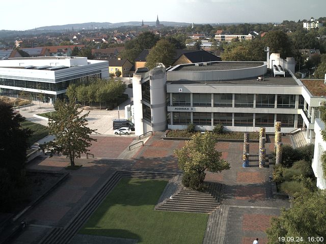 Foto der Webcam: Verwaltungsgebäude, Innenhof mit Audimax, Hörsaal-Gebäude 1