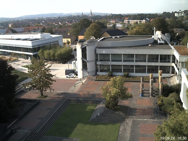 Foto der Webcam: Verwaltungsgebäude, Innenhof mit Audimax, Hörsaal-Gebäude 1