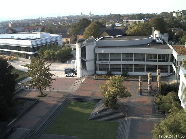 Foto der Webcam: Verwaltungsgebäude, Innenhof mit Audimax, Hörsaal-Gebäude 1