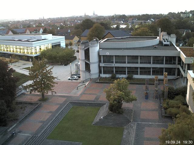 Foto der Webcam: Verwaltungsgebäude, Innenhof mit Audimax, Hörsaal-Gebäude 1