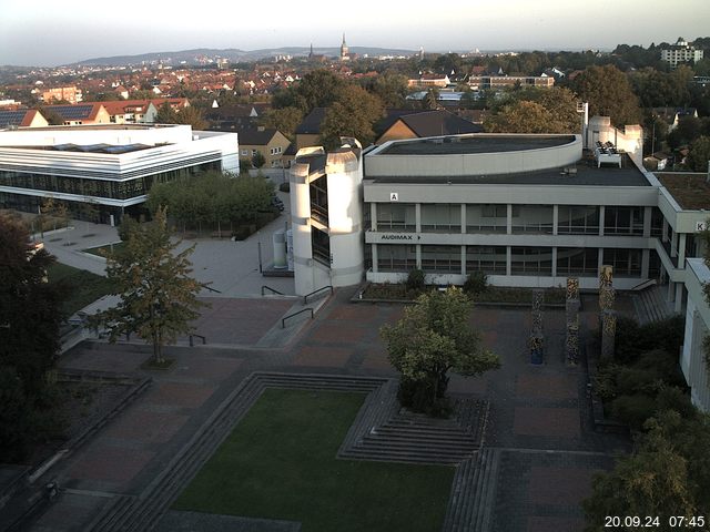 Foto der Webcam: Verwaltungsgebäude, Innenhof mit Audimax, Hörsaal-Gebäude 1