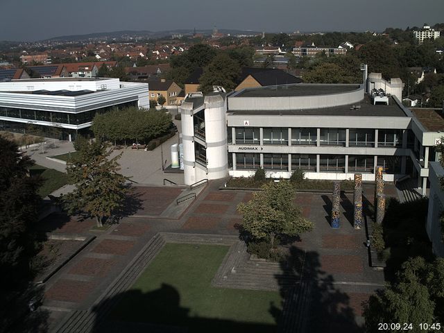 Foto der Webcam: Verwaltungsgebäude, Innenhof mit Audimax, Hörsaal-Gebäude 1