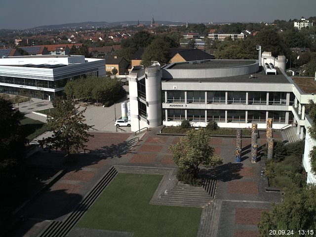 Foto der Webcam: Verwaltungsgebäude, Innenhof mit Audimax, Hörsaal-Gebäude 1