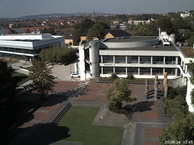 Foto der Webcam: Verwaltungsgebäude, Innenhof mit Audimax, Hörsaal-Gebäude 1