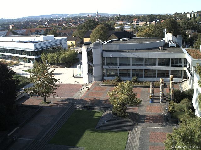 Foto der Webcam: Verwaltungsgebäude, Innenhof mit Audimax, Hörsaal-Gebäude 1