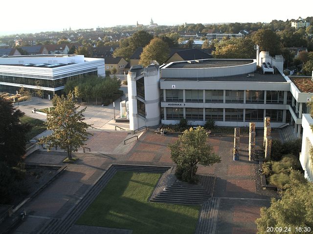 Foto der Webcam: Verwaltungsgebäude, Innenhof mit Audimax, Hörsaal-Gebäude 1