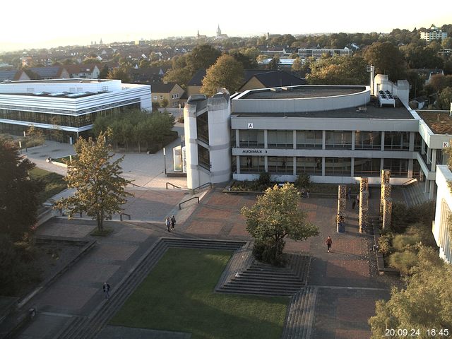 Foto der Webcam: Verwaltungsgebäude, Innenhof mit Audimax, Hörsaal-Gebäude 1