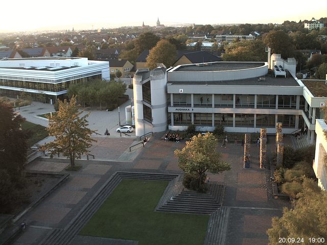 Foto der Webcam: Verwaltungsgebäude, Innenhof mit Audimax, Hörsaal-Gebäude 1