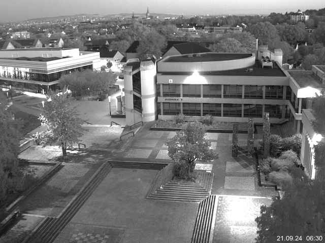 Foto der Webcam: Verwaltungsgebäude, Innenhof mit Audimax, Hörsaal-Gebäude 1