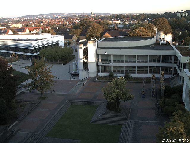 Foto der Webcam: Verwaltungsgebäude, Innenhof mit Audimax, Hörsaal-Gebäude 1