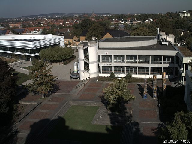 Foto der Webcam: Verwaltungsgebäude, Innenhof mit Audimax, Hörsaal-Gebäude 1