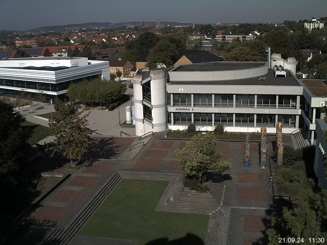 Foto der Webcam: Verwaltungsgebäude, Innenhof mit Audimax, Hörsaal-Gebäude 1