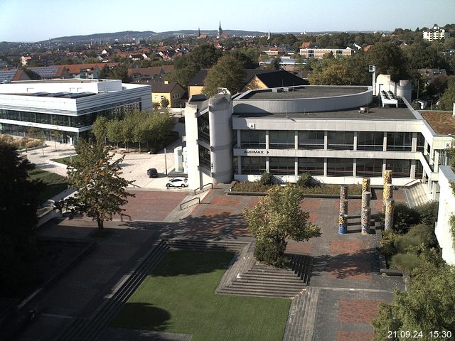 Foto der Webcam: Verwaltungsgebäude, Innenhof mit Audimax, Hörsaal-Gebäude 1