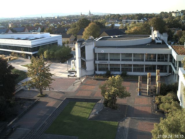 Foto der Webcam: Verwaltungsgebäude, Innenhof mit Audimax, Hörsaal-Gebäude 1