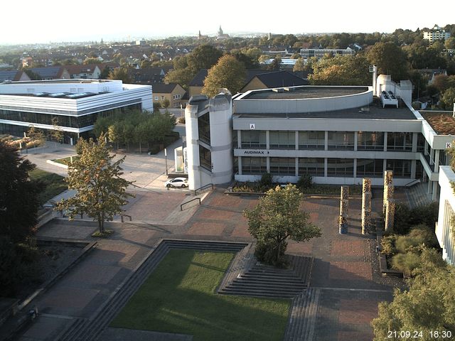 Foto der Webcam: Verwaltungsgebäude, Innenhof mit Audimax, Hörsaal-Gebäude 1