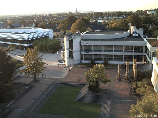 Foto der Webcam: Verwaltungsgebäude, Innenhof mit Audimax, Hörsaal-Gebäude 1